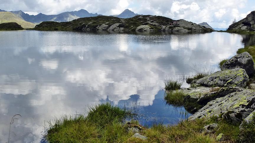 © Werner Zirnig Der Wolkenhimmel spiegelt sich im entlegenen Seidernitzsee in der Kreuzeckgruppe. (Werner Zirnig)