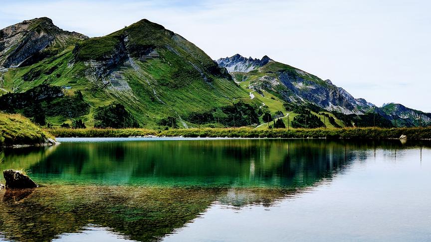© Georg Ackerer Speicherteich-Spiegelung; Edelweißhütte Obertauern. (Georg Ackerer)