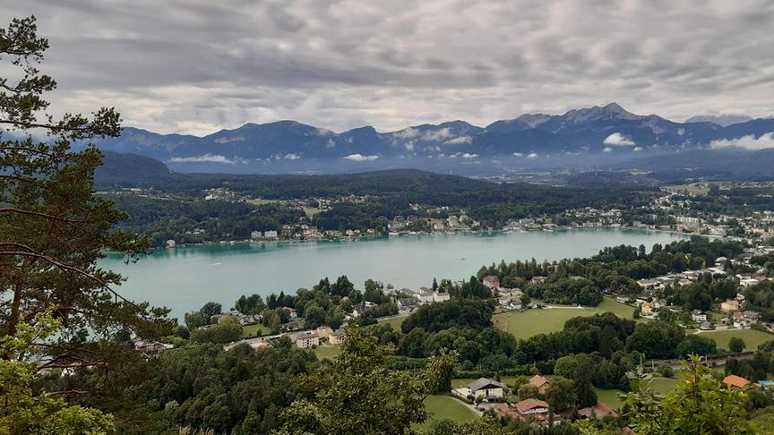 © Katja Fleischhacker Der Blick nach Velden vom Hohen Kreuz aus und der Wörthersee. (Katja Fleischhacker)