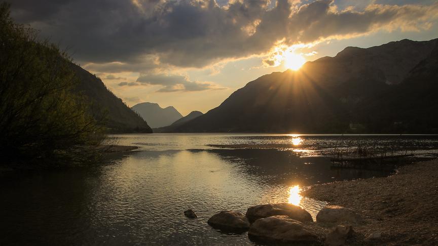 © Gerlinde Ainhirn Dunkle Wolken ziehen am Grundlsee auf. Doch die Sonne setzt sich mit ihrer ganzen Kraft durch. (Gerlinde Ainhirn)