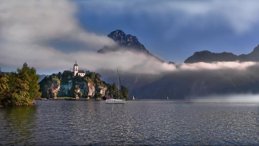 © Peter Grill Am Traunsee geht schön langsam der Sommer zu Ende; Es zieht der erste Nebel über den See. (Peter Grill)