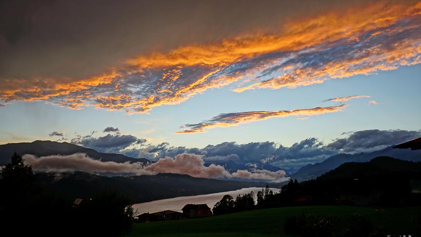 © Annelie Möser Zum Sonnenuntergang reißt die Bewölkung über dem Millstätter See auf. (Annelie Möser)