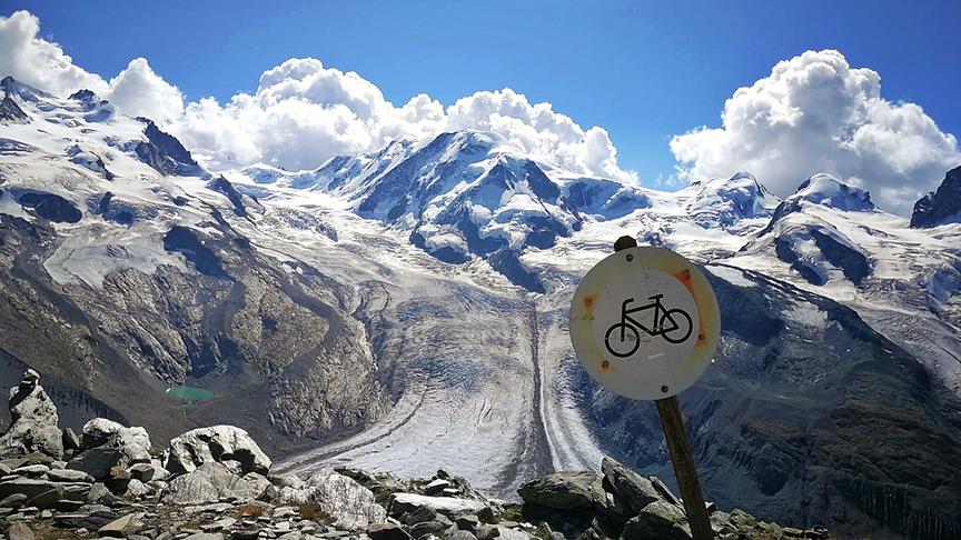 © Elfriede Barth Gletschergebiet am Fuße des Matterhorns mit Bikeverbotstafel. (Elfriede Barth)