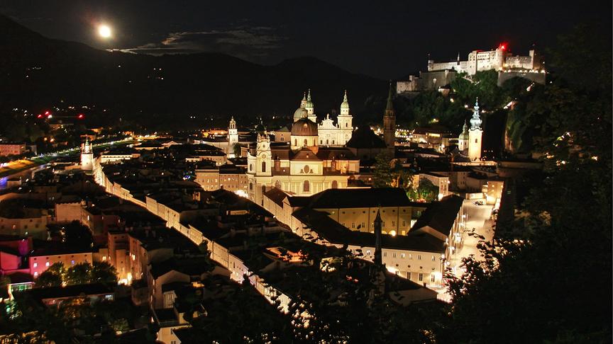 © Emma Sommeregger Heute habe ich vom Mönchsberg aus diese schöne Nachtstimmung mit Mond in der Stadt Salzburg fotografieren können. (Emma Sommeregger)