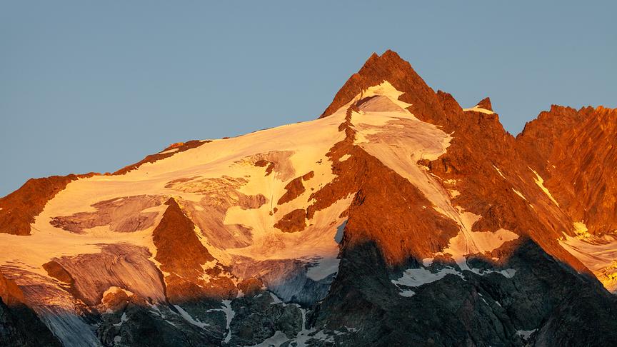 © Christ Kramer Morgenlicht am Großglockner mit der Adlersruhe. (Christ Kramer)