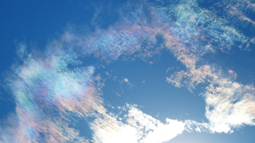 © Eleonore Fekete Regenbogenwolken entstehen durch Brechung oder Spiegelung des Sonnenlichts an Eiskristallen, die vor allem in dünnen, hohen Wolken vorkommen. (Eleonore Fekete)