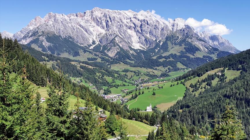 © Georg Ackerer Am Grünegg in Dienten mit herrlichem Blick auf das Hochkönigmassiv & Dientner Kircherl. (Georg Ackerer)
