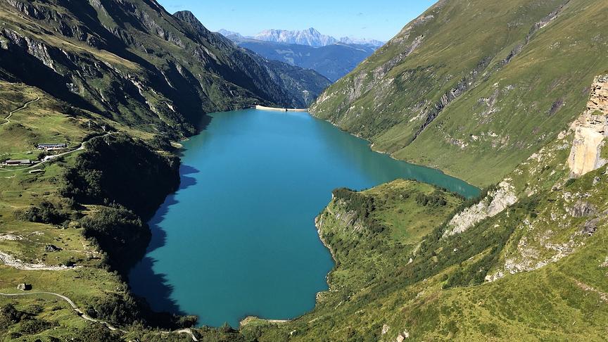 © Inge Lindengrün Ein wolkenloser Tag bei den Kapruner Hochgebirgsstauseen, hier Blick vom Mooser auf den Wasserfallboden. (Inge Lindengrün)