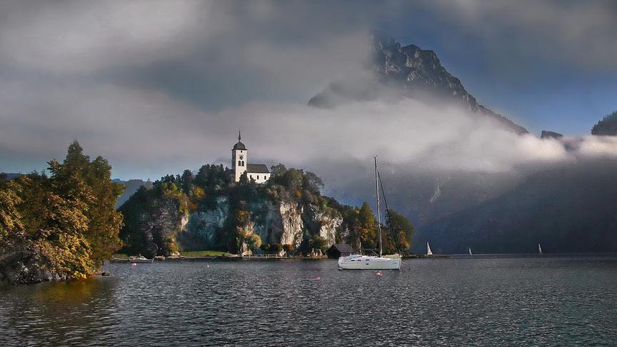 © Peter Grill Traunkirchen mit Blick auf die Johanniskirche im Frühherbst. (Peter Grill)