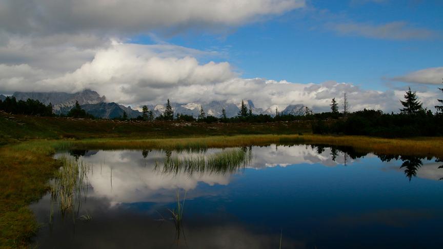© Bernhard Ponemayr Schwarze Lacke im Hintergrund Gosaukamm und Dachstein - bewölkt. (Bernhard Ponemayr)