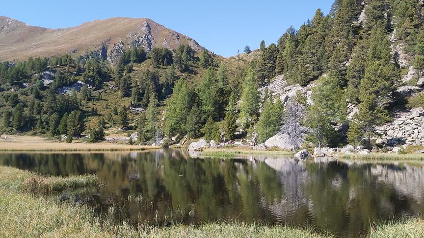 © Andrea Ölweiner Wildebensee mit Spiegelung der Berge im See. (Andrea Ölweiner)