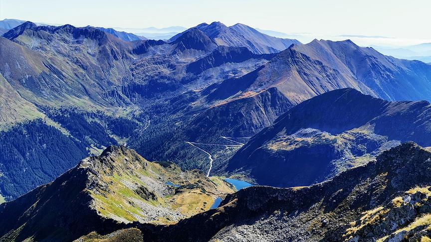 © Georg Ackerer Herrliche Draufsicht & Rundumsicht vom 2433m hohen Deneck! (unterer & mitlerer Kaltenbachsee nahe Sölkpass) (Georg Ackerer)
