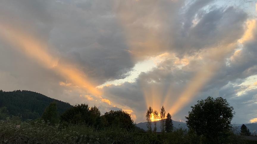 © Ronald Pallier Sonnenuntergang aus Feldkirchen Richtung Gerlitze. Von der Terrasse unseres Hauses.