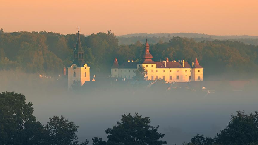 © Hubert Floh Marktgemeinde Dobersberg, Kirche und Schloss, gelegen an der Thaya im nördlichen Waldviertel. Bodennebel entlang der Thaya. (Hubert Floh)