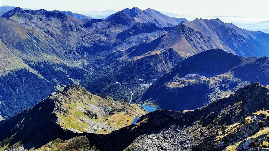 © Georg Ackerer Herrlicher Blick vom Deneck (2.433m) auf 2 Kaltenbachseeen & umliegende grandiose Bergwelt. (Georg Ackerer)