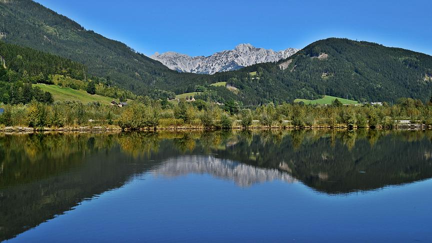 © Ingrid Grossauer Ein wolkenloser "Bilderbuch-Spätsommertag" am Panoramasee Frauenberg/Ardning, mit Blick auf die Haller Mauern. (Ingrid Grossauer)