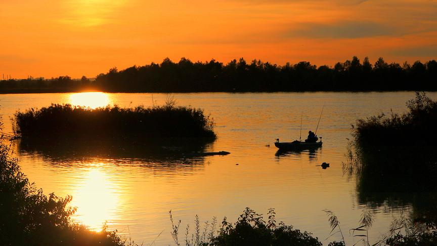 © Reinahrd Weigel "Einsamer Angler" im unteren Inn in der herbstlichen Abendsonne. (Reinhard Weigel)