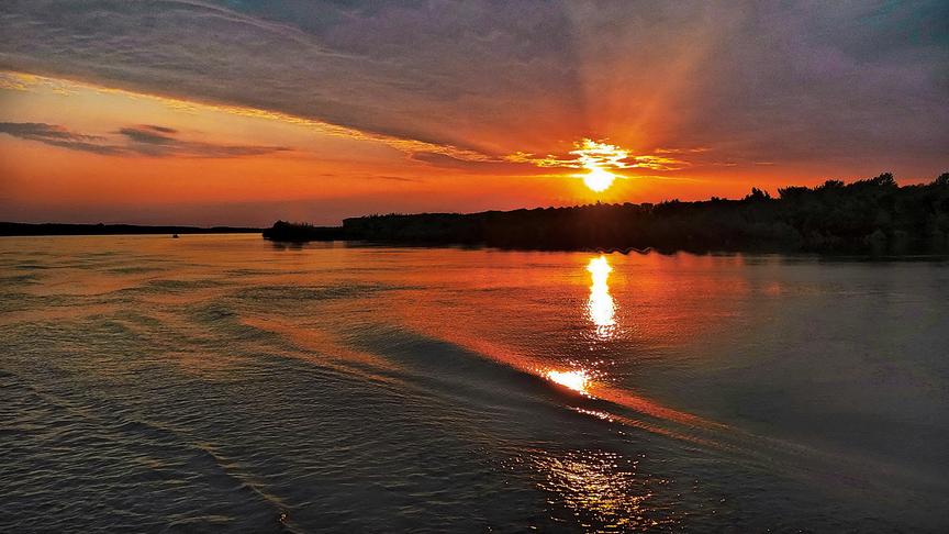 © Peter Grill Sonnenaufgang bei Heinburg. Es ist Herbst. (Peter Grill)