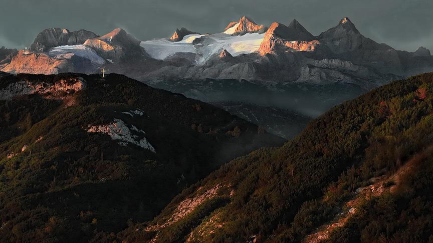 © Peter Grill Erstes Licht am Dachstein vom Feuerkogel aus. (Peter Grill)