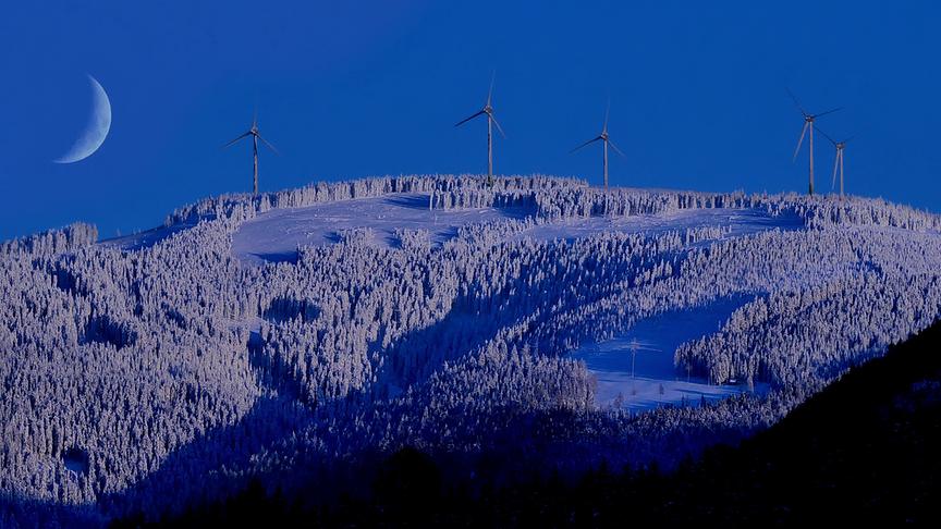 © Manfred Polansky Letztes Sonnenlicht bestrahlt den Windpark Pretul in Langenwang - Steiermark. (Manfred Polansky)