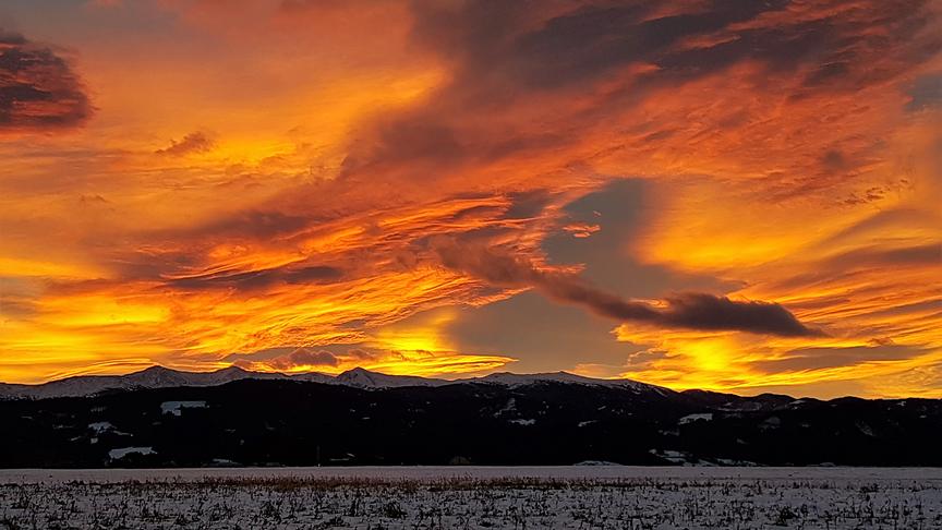 © Gregor Kristandl Sonnenuntergang im Aichfeld, Blickrichtung Möberdorf in Richtung Seetaler Alpen/Zirbitzkogel. (Gregor Kristandl)