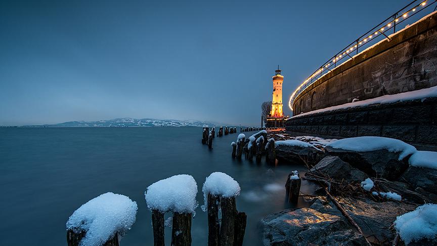 © Friedrich Böhringer Der Leuchtturm am Lindauer Hafen. Über dem Bodensee die Ausläufer des Appenzeller Vorlandes. (Friedrich Böhringer)