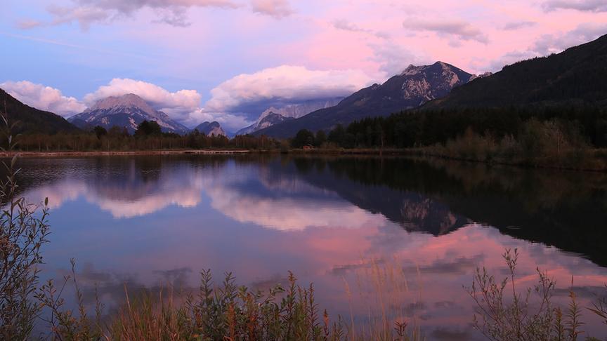 © Barbara Brandmüller Hundertemal fotografiert,aber immer wieder faszinierend! Abendrot übern Xseis, das sich im Wasser des Teiches spiegelt. (Barbara Brandmüller)