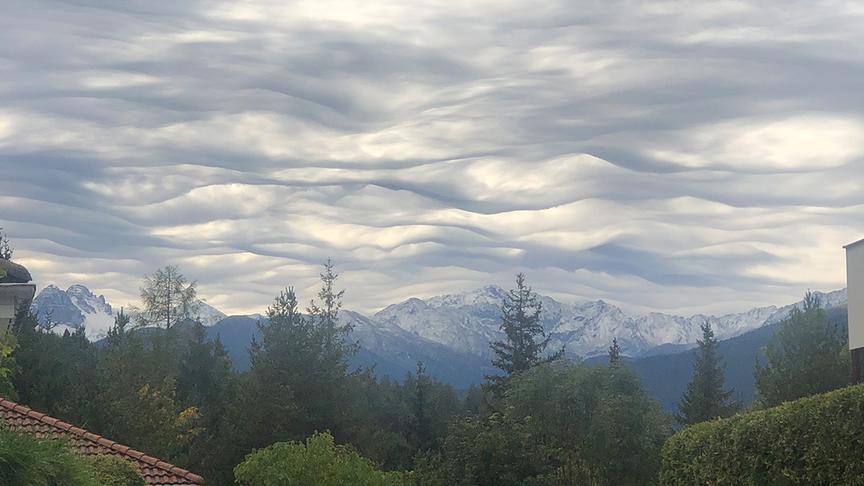 © Stefan Hummel Eine höchst seltene, beinah unnatürlich wirkende Wolkenformation über dem Inntal. (Stefan Hummel)