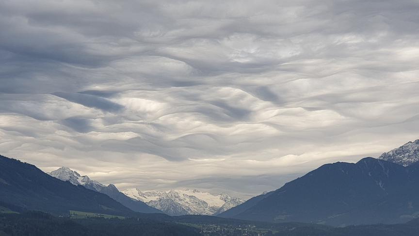 © Patrick Eberharter Eine einzigartige Wolkenformation in Blickrichtung Brenner. Die Wolkenform blieb gleich, sie sind nur sanft weitergezogen. (Patrick Eberharter)