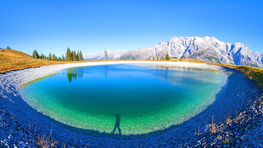 © Christa Kramer Der Speichersee in Mühlbach ist gefüllt. Im Hintergrund der Hochkönig. (Christa Kramer)