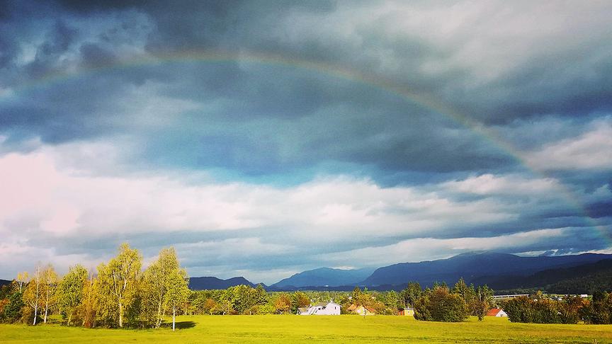 © Anita Berg Wir waren am Weg zu unserer Bergtour, als wir diesen wunderschönen Regenbogen gesehen haben. Solche Glückstage sind selten, aber es gibt sie. (Anita Berg)