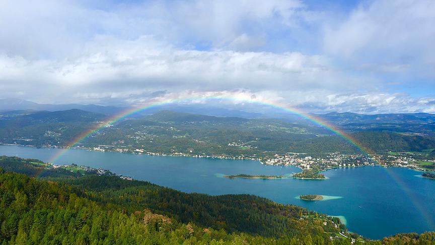 © Pia Lauermann Blick vom Pyramidenkogel auf den Wörthersee mit „ganzem“ Regenbogen. (Pia Lauermann)