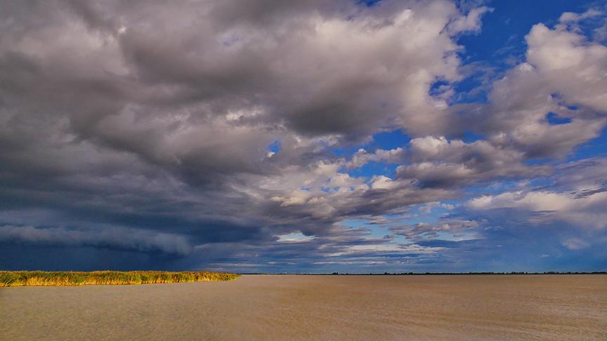 © Manfred Polansky Dramatische Wolkenstimmung am Neusiedlersee. Eine Wolkenfront kommt aus Norden und schiebt sich über den blauen Herbsthimmel. (Manfred Polansky)