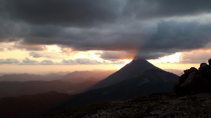 © Engelbert Stängl Sonnenaufgang hinter dem Ötscher. (Engelbert Stängl)