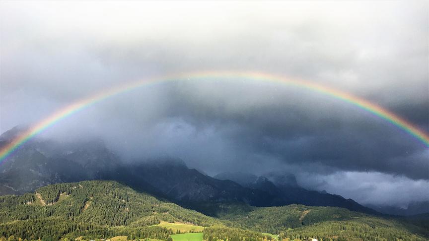 © Inge Lindengrün Regenbogen über Saalfelden, im Hintergrund das wolkenverhangene Steinerne Meer. (Inge Lindengrün)