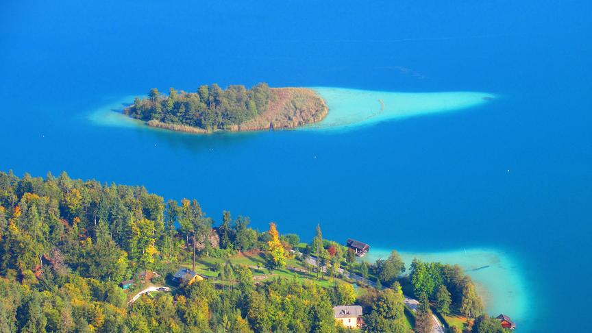 © Georg Wastl Ein Hauch Karibik: Blick vom Pyramidenkogel auf die Kapuzinerinsel im Wörthersee. (Georg Wastl)