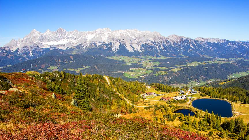 © Christa Kramer Farbenprächtiger Herbst auf der Reiteralm mit Blick zum Speichersee und ins obere Ennstal. (Christa Kramer)