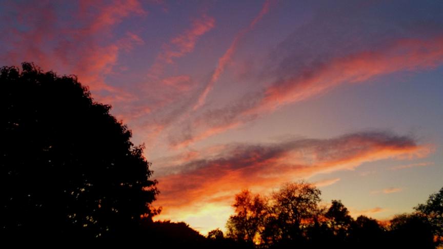 © Doris Blüm Rote Wolkenstrahlung - feuriges Spiel. (Doris Blüm)