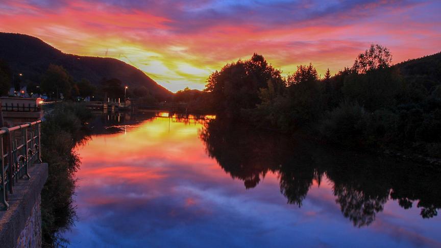 © Mario Hofer Herbstlich färben sich nicht nur die Blätter, auch der Himmel spielt alle Farben. (Mario Hofer)