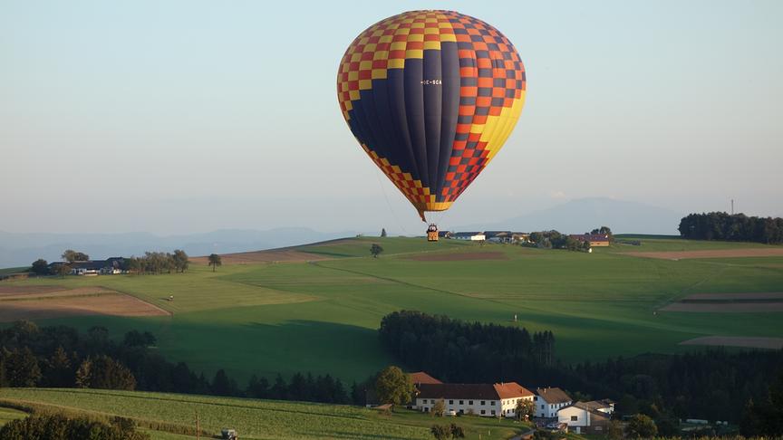 © Baumberger Leo Herbst ist eine schöne Zeit auch für Heißluftballon-Fahrt hier beim Landen in St.Oswald im Hintergrund der Ötscher leicht zu erkennen. Bei Schönwetter herrliches Alpenpanorama vom Schneeberg bis zum Dachstein. (Baumberger Leo)