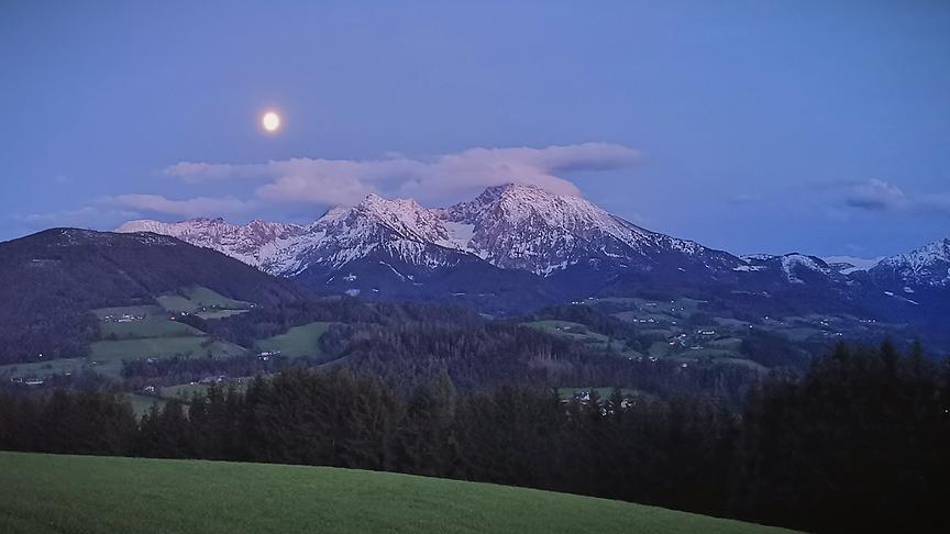 © Alexandra Weber Kurz nach Sonnenuntergang, erster Schnee auf dem Grossen und Kleinen Pyhrgas, in der Region Pyhrn-Priel, Oberösterreich. (Alexandra Weber)