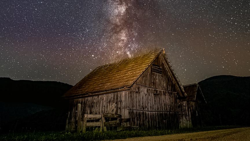 © Christoph Trois Die Milchstraße über einer Hütte mit Blick aufs Rennfeld. (Christoph Trois)