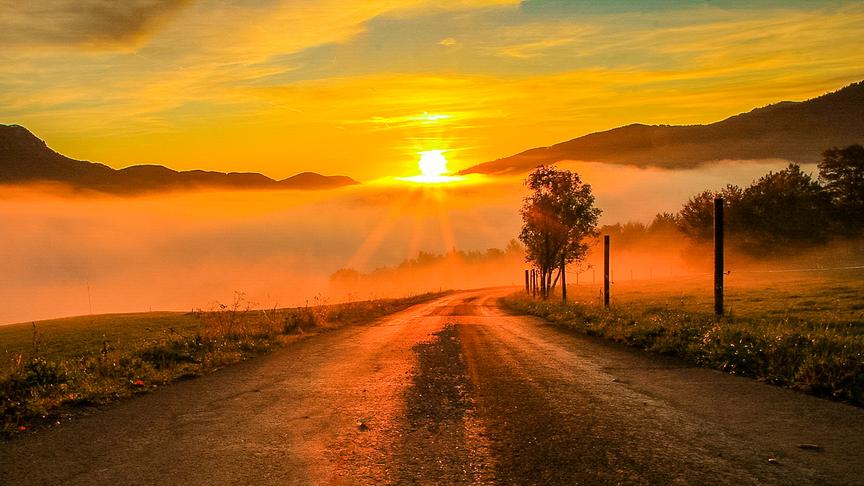 © Mario Hofer Herbstlicher Sonnenaufgang mit Nebel im Tal. (Mario Hofer)