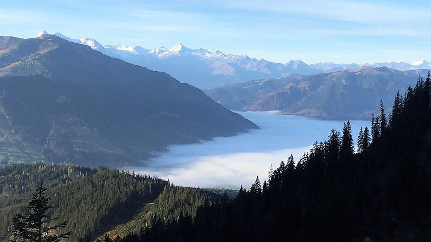 © Josef Schlick Während der Herbsttour auf die Schönfeldspitze ein Blick zurück auf das nebelverhangene Saalfeldener Becken. (Josef Schlick)