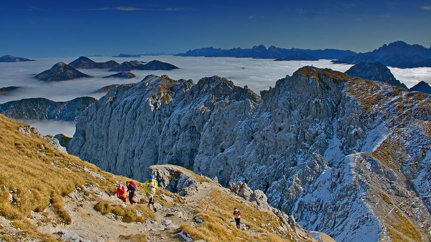 © Werner Zirnig Nebel im Tal und prächtiges Wanderwetter am Gartnerkofel mit Blick auf die Karnischen und Julischen Alpen. (Werner Zirnig)