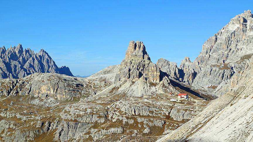 © Annelie Möser Blick von den Drei Zinnen nach Norden auf die Sextener Dolomiten mit der Drei-Zinnen-Hütte bei wolkenlosem Himmel. (Annelie Möser)