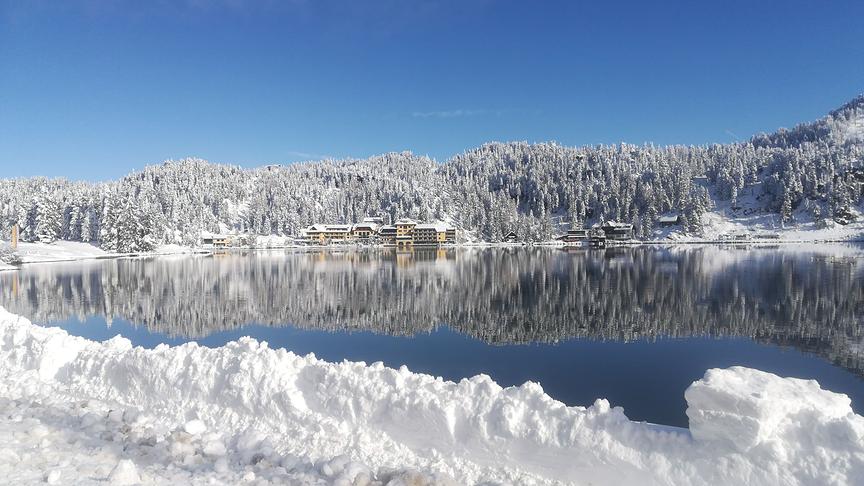 © Pertl Evelin Erster Schnee auf der Turrach spiegelt sich im Turracher See. (Pertl Evelin)