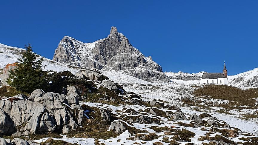 © Conny Marinelli Kapelle St. Jakobus, Widderstein, Spaziergang rund um den Simmel Warten auf Schnee. (Conny Marinelli)