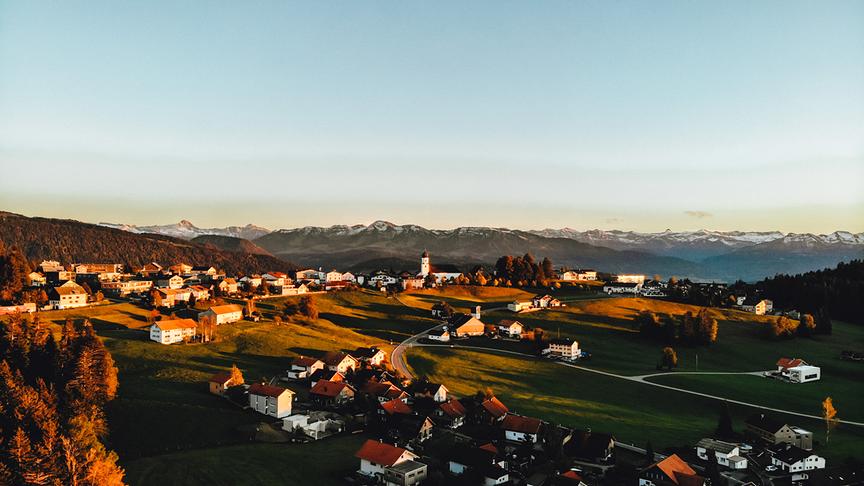© Janik Vith Goldene Abendstimmung in Sulzberg mit Blick auf den wunderschönen Bregenzerwald. (Janik Vith)