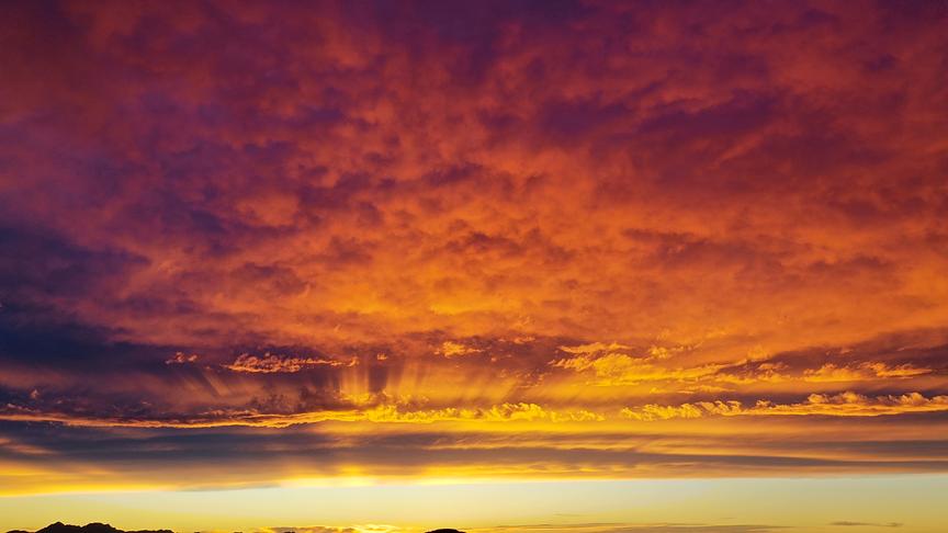 © Franz Kuschei Brennender Himmel bei Sonnenuntergang in Straßwalchen. (Franz Kuschei)